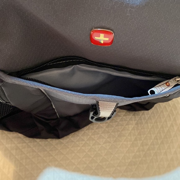 Swiss Gear Backpack in gray & black - Picture 7 of 16